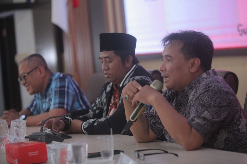 Komisioner KPU Surabaya menjelaskan tentang tahapan Pilkada Surabaya di kantor KPU Surabaya.