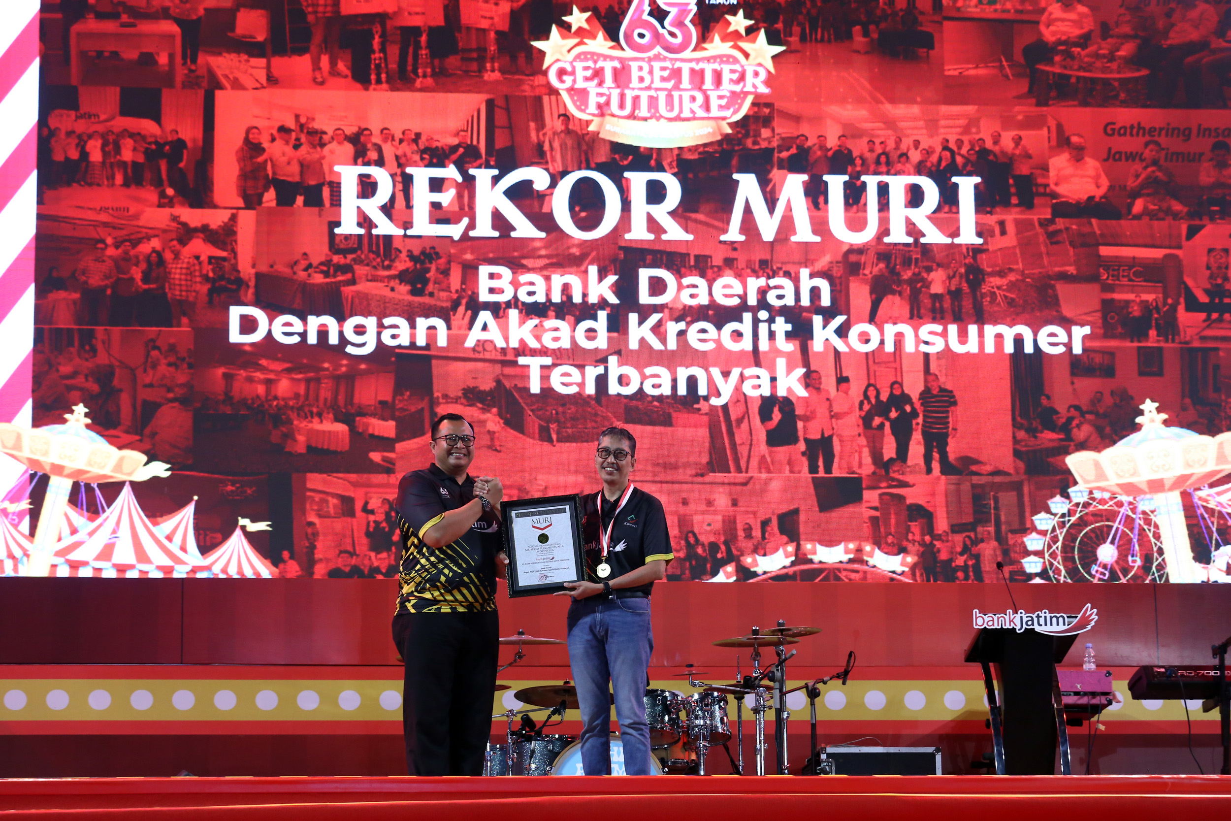 Direktur Utama Bank Jatim Busrul Iman (kanan) menerima penghargaan rekor MURI dengan akad kredit konsumer terbanyak dalam acara puncak HUT Bank Jatim di Surabaya.