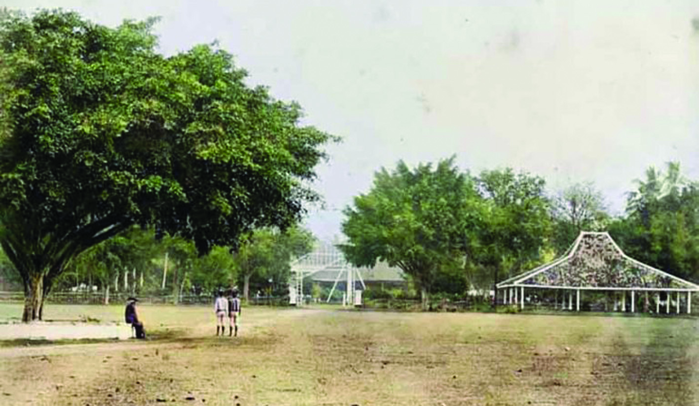 JEJAK MASA LALU: Foto lama yang menunjukkan alun-alun Keraton Surabaya di depan kantor Gubernuran, yang kini menjadi lokasi Tugu Pahlawan.