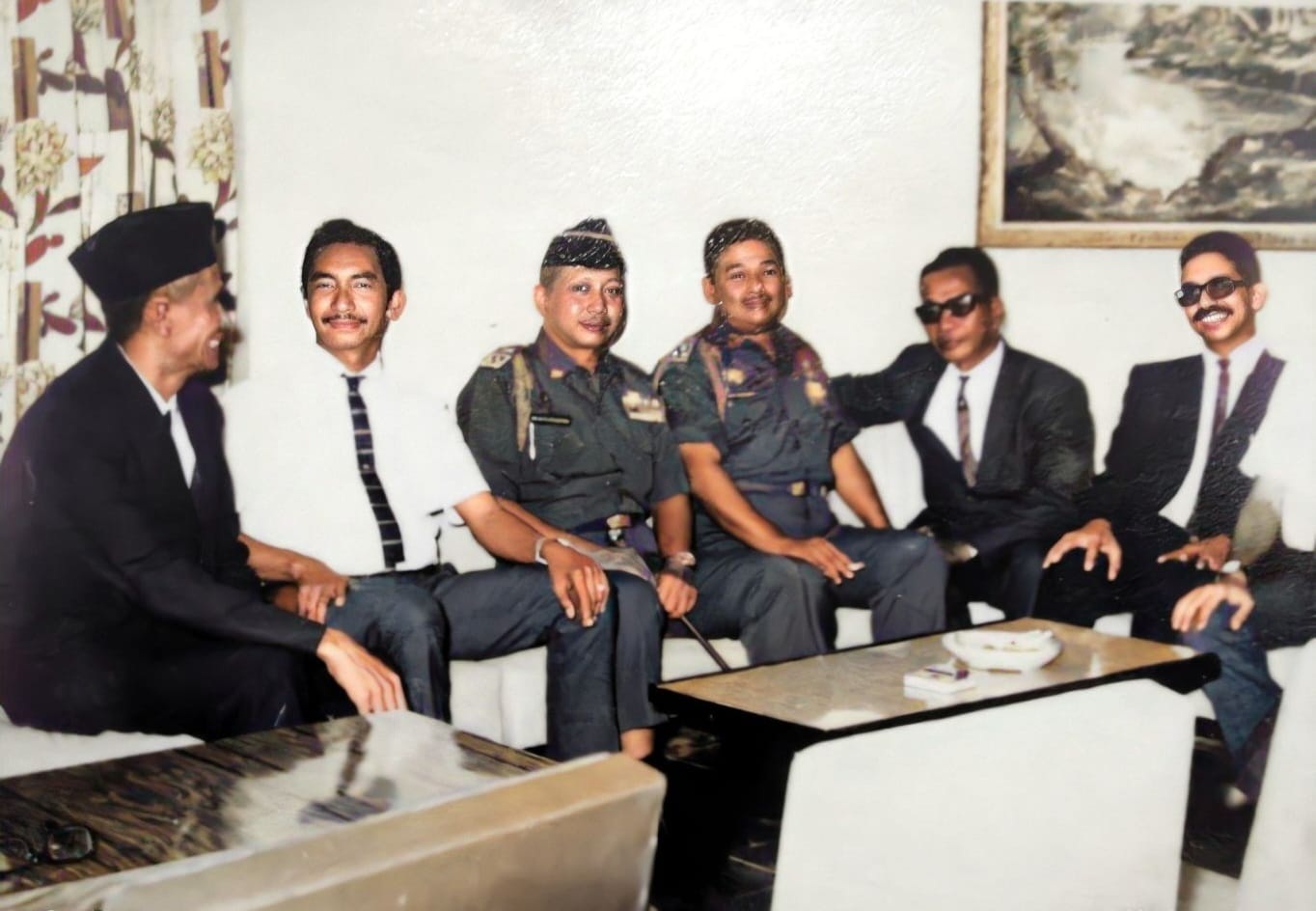 SILAHTURAHMI: Moch Achijat (dua dari kiri) saat menjamu rekan maupun pejabat di Hotel Flores Surabaya.