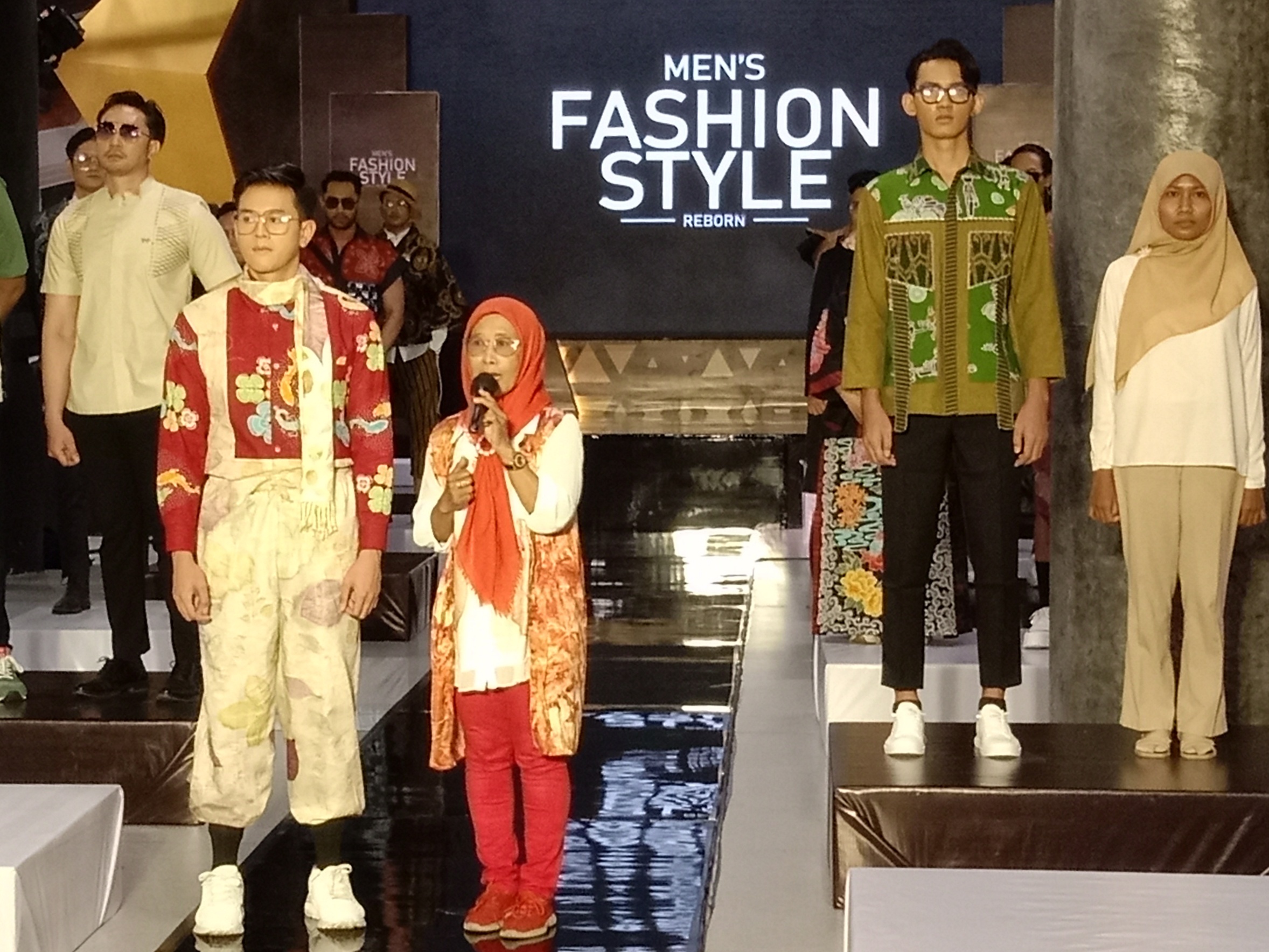WADAH PROMOSI: Para model memeragakan busana karya UMKM fashion di Mens