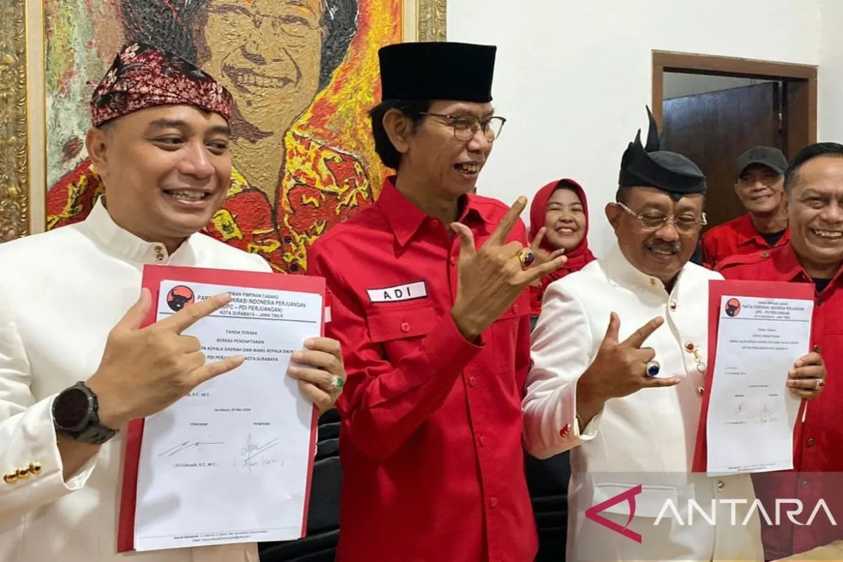 Wali Kota Eri Cahyadi dan Wawali Armuji saat mengembalikan formulir pendaftaran sebagai pasangan bakal calon wali kota dan wakil wali kota untuk Pilkada 2024.