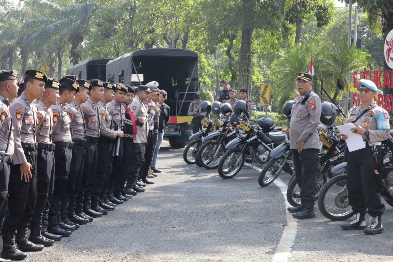 Puluhan personel Polrestabes Surabaya melakukan apel di Bundaran Cito untuk persiapan pengamanan jalur aksi unjuk rasa sopir truk. (IST)