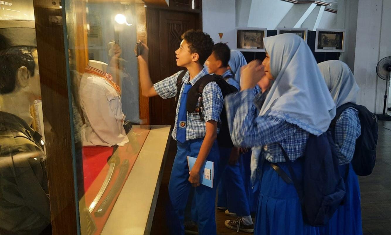 BELAJAR SEJARAH : Siswa SMP Muhammadiyah 1 belajar sejarah perjuangan bangsa dan perkembangan kota Surabaya di Museum Tugu Pahlawan dan Museum Surabaya.