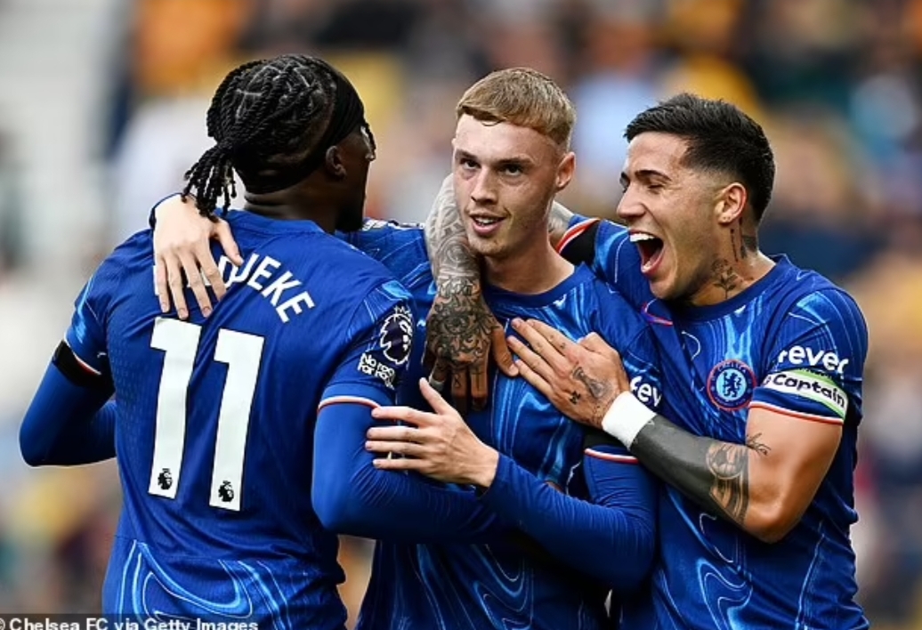 Semua gol Madueke pada hari Minggu dibantu oleh rekan setimnya di Chelsea, Cole Palmer (tengah)