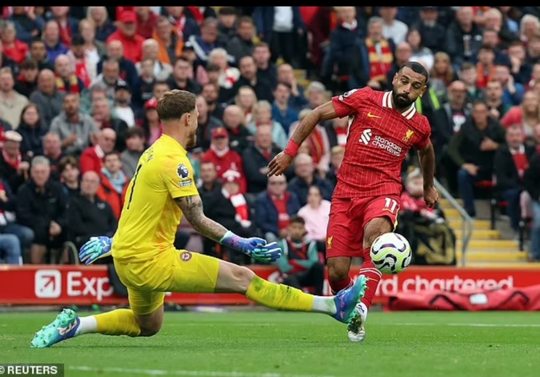 Mo Salah dengan tenang mencetak gol kedua Liverpool untuk memastikan kemenangan kandang 2-0 atas Brentford