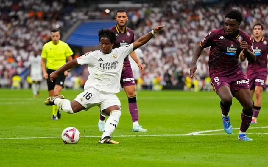 Pemain Real Madrid Endrick mencetak gol ketiga timnya selama pertandingan sepak bola La Liga Spanyol antara Real Madrid dan Valladolid di stadion Santiago Bernabeu di Madrid, Spanyol.