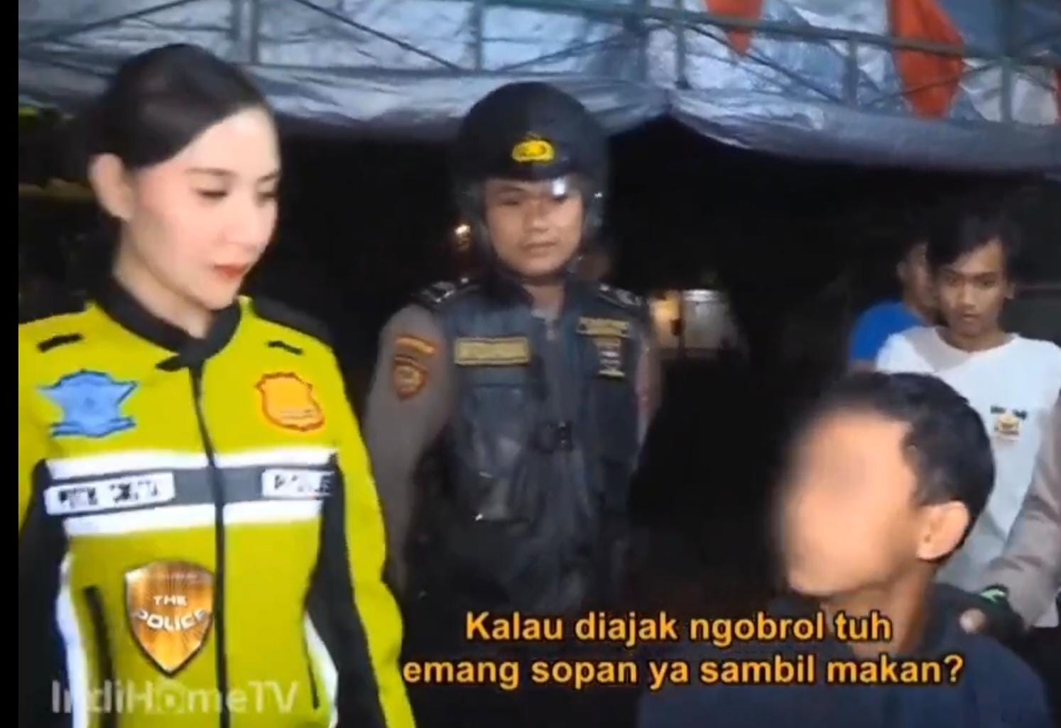 CEK: Seorang Polwan menegur dan bertanya kepada seorang pria di sebuah warung di Tambaksari, Surabaya