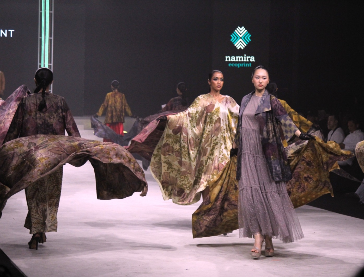 RAMAH LINGKUNGAN: Koleksi baru dari Namira Ecoprint, kain sutra dengan pewarna alami yang ditampilkan dalam Surabaya Fashion Parade 2024.