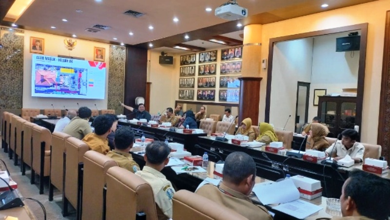 Kabag Persidangan dan Perundang &ndash; undangan Sekwan DPRD Jatim, Syamsiar Aulia Rahman rapat persiapan pelantikan anggota DPRD Jatim terpilih 2024 - 2029.