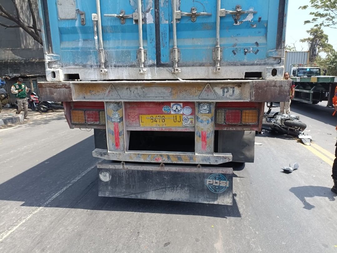 Pengendara sepeda motor mengalami luka parah usai tabrak truk trailer di Jalan Kalianak Barat, Surabaya. (IST)