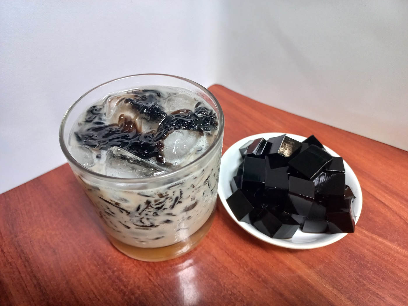 Cincau hitam tak hanya segar, namun memiliki segudang manfaat untuk kesehatan.