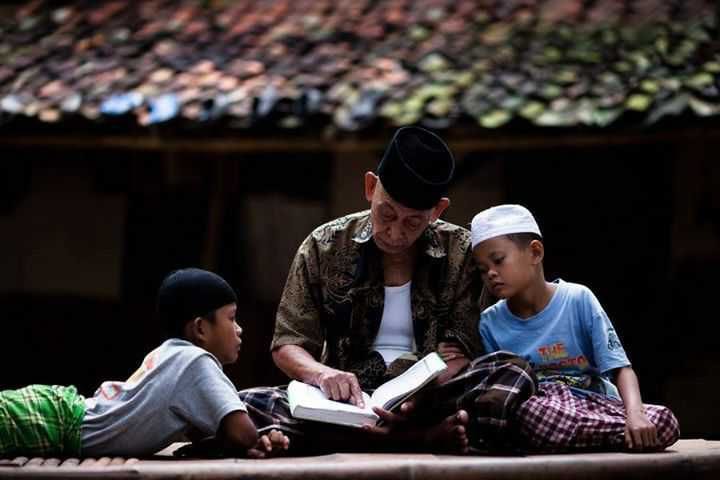NGAJI: Membaca Alquran menjadi kegiatan yang bisa dilakukan di Rabu Wekasan.