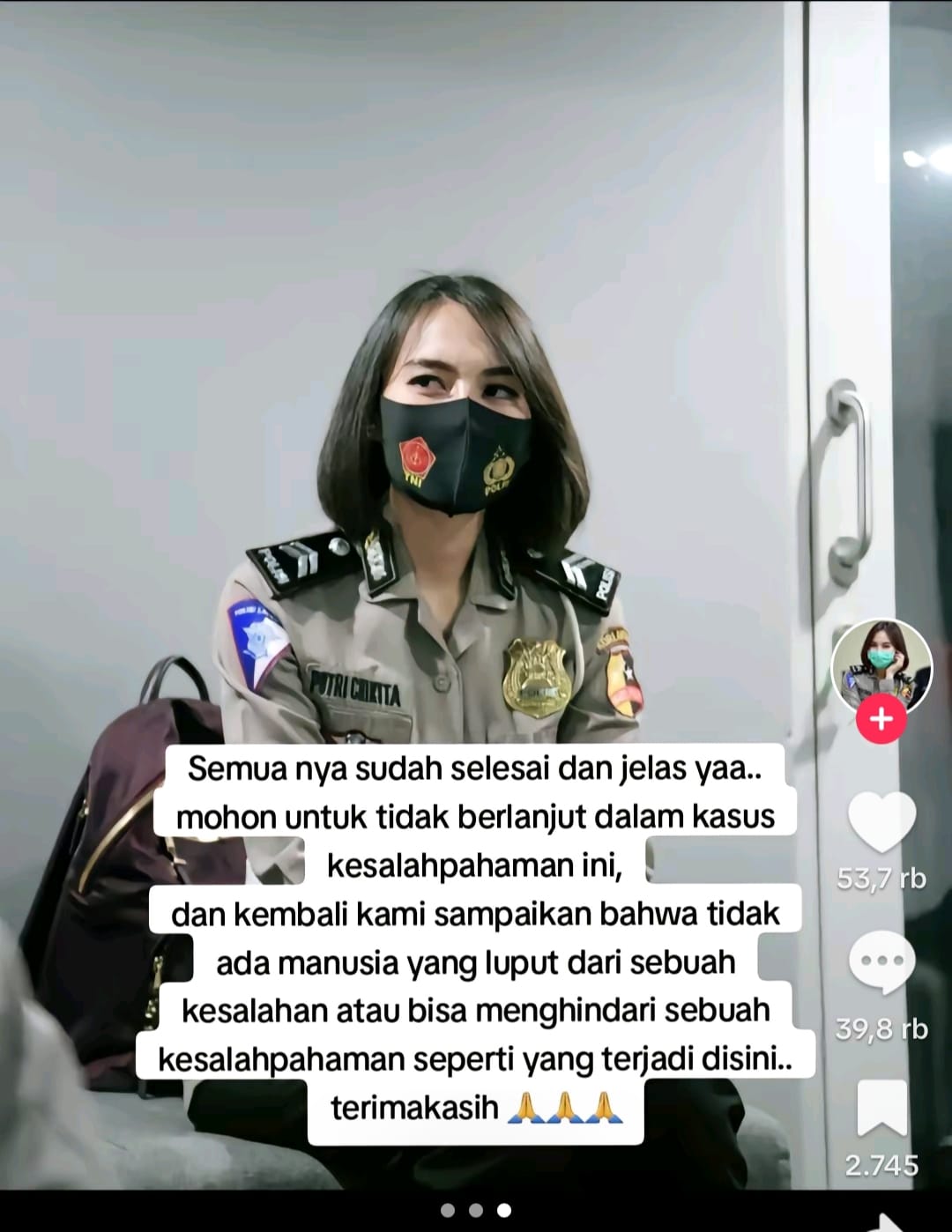 VIRAL: Salah satu tampilan di media sosial mengenai Polwan yang menegur seorang pria saat makan di warung.
