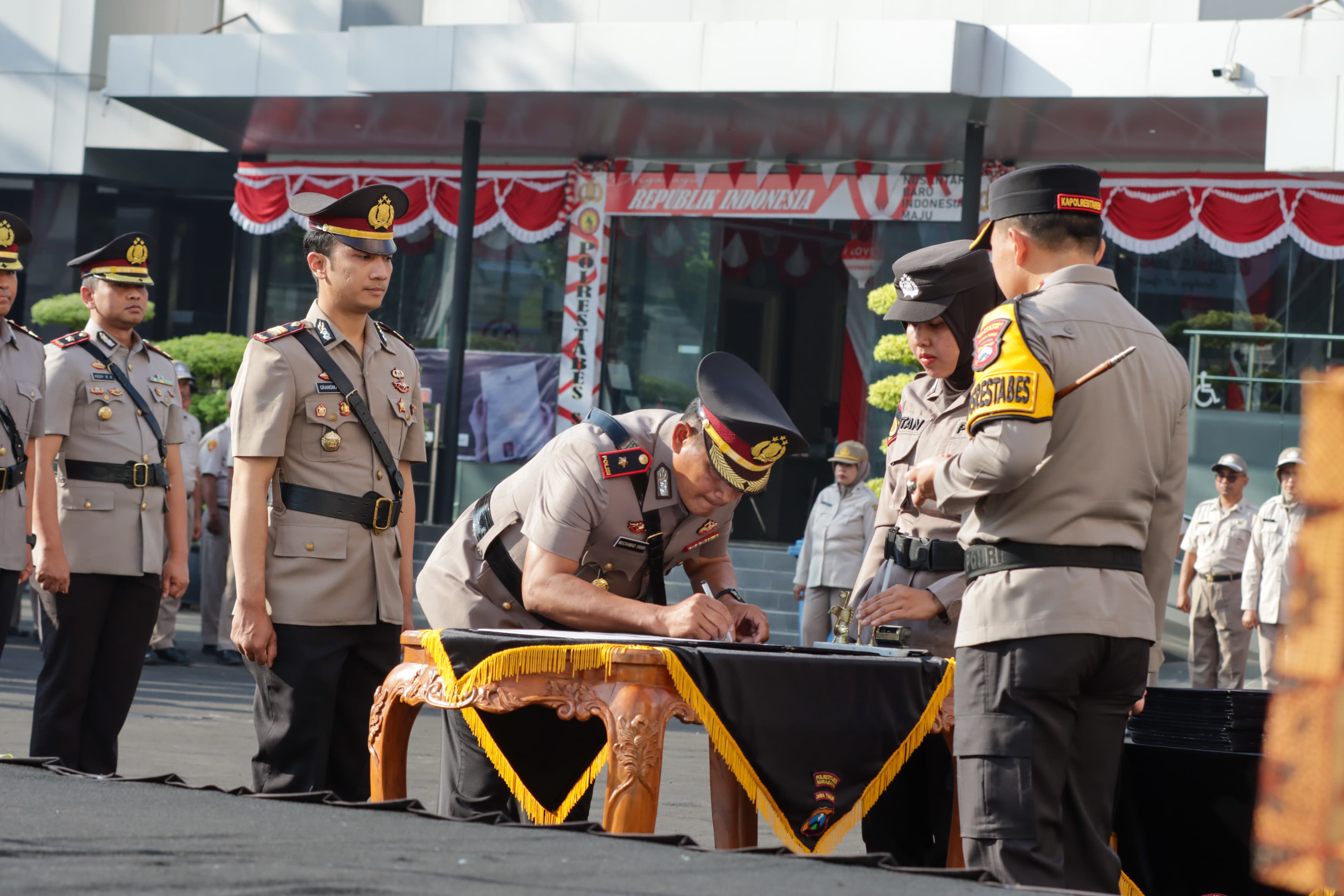 RESMI: Kapolrestabes Surabaya Kombes Pol Pasma Royce saat memimpin sertijab PJU dan polsek jajaran di Polrestabes Surabaya, Selasa (27/8)