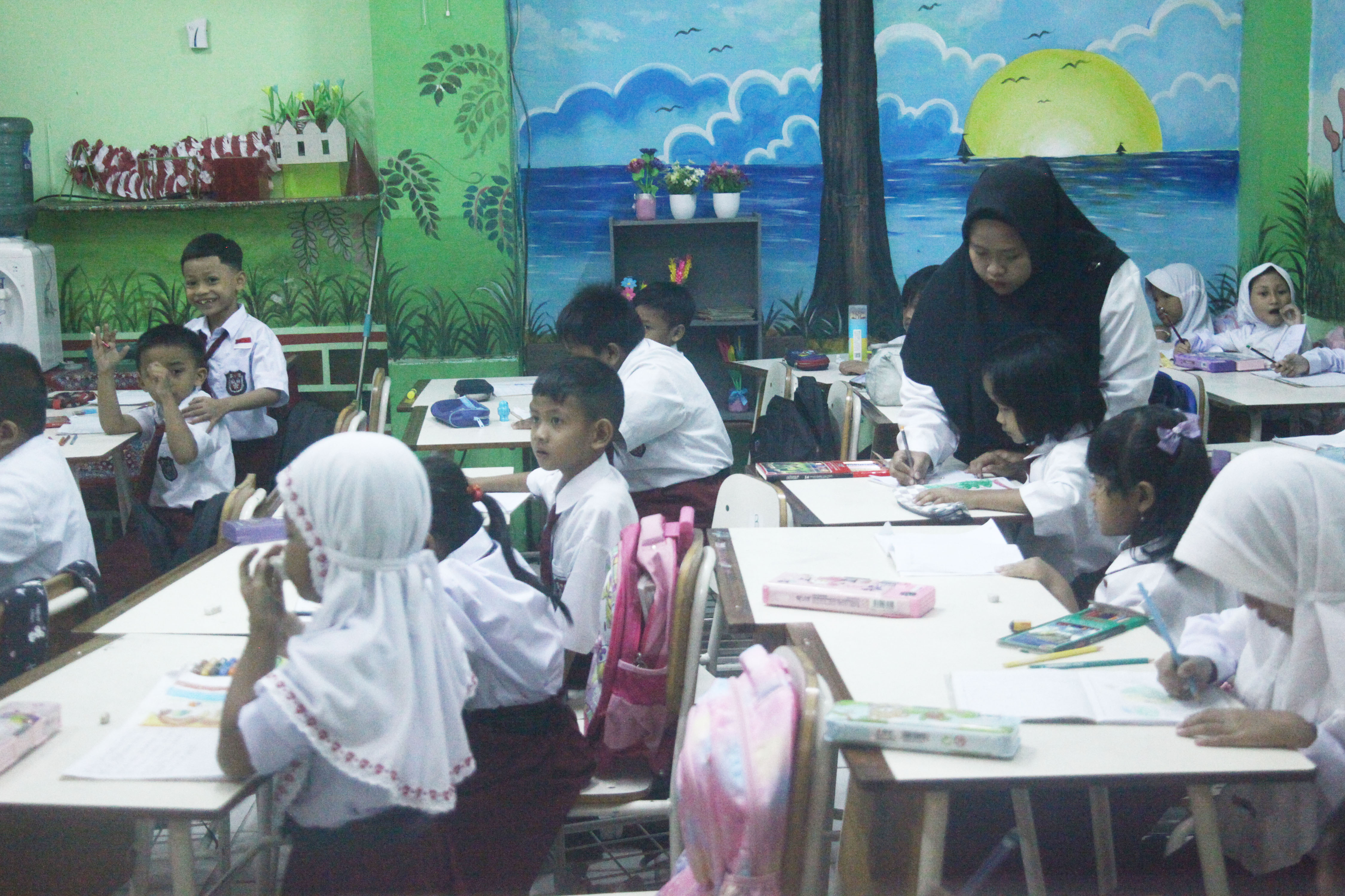 JUMLAH TAK MEMADAI: Setiap tahunnya di SD dan SMP negeri Surabaya ada 300 guru yang purna tugas.