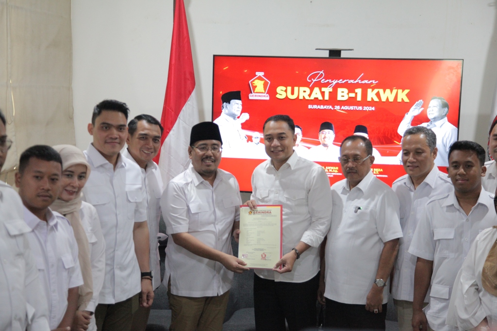 DAPAT REKOM: Ketua DPD Partai Gerindra Jawa Timur Anwar Saddad menyerahkan surat rekomendasi kepada bapaslon Eri Cahyadi dan Armudji, Selasa 927/8). (SURYANTO/RADAR SURABAYA)
