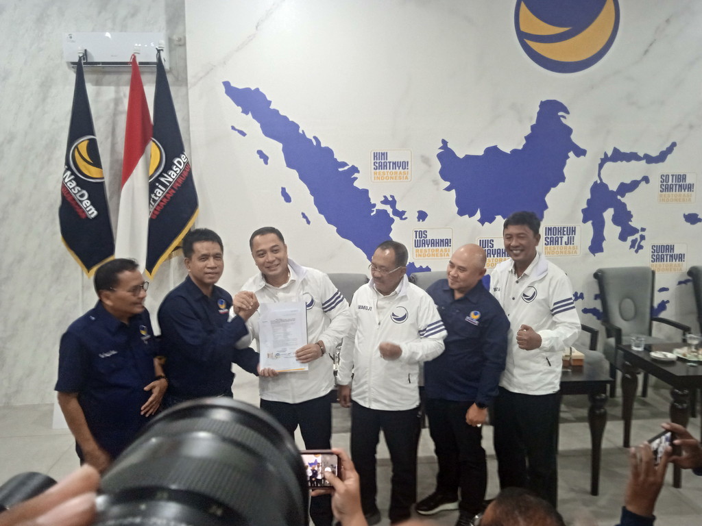 Penyerahan Rekomendasi B1 KWK NasDem Surabaya Pada Eri - Armuji. (Dimas Mahendra/Radar Surabaya)