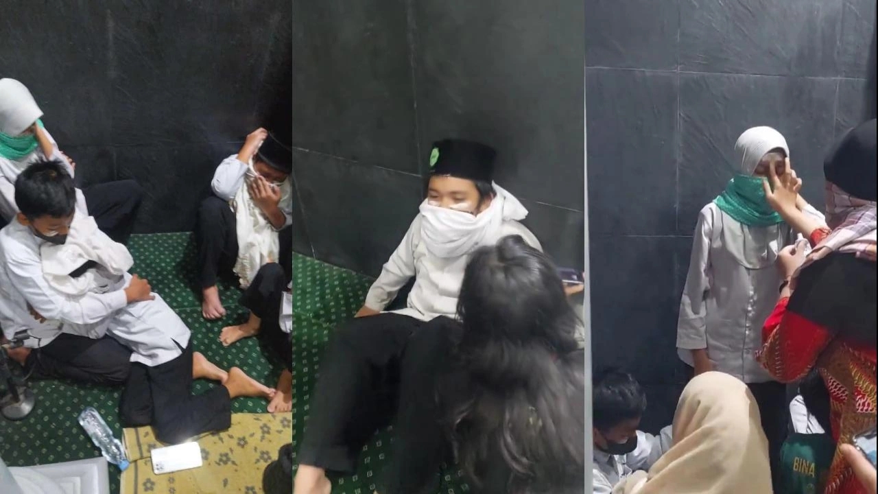 Sejumlah anak anak mengaji yang terkena gas air mata saat pengamanan aksi mahasiswa menentang revisi UU Pilkada di Semarang.