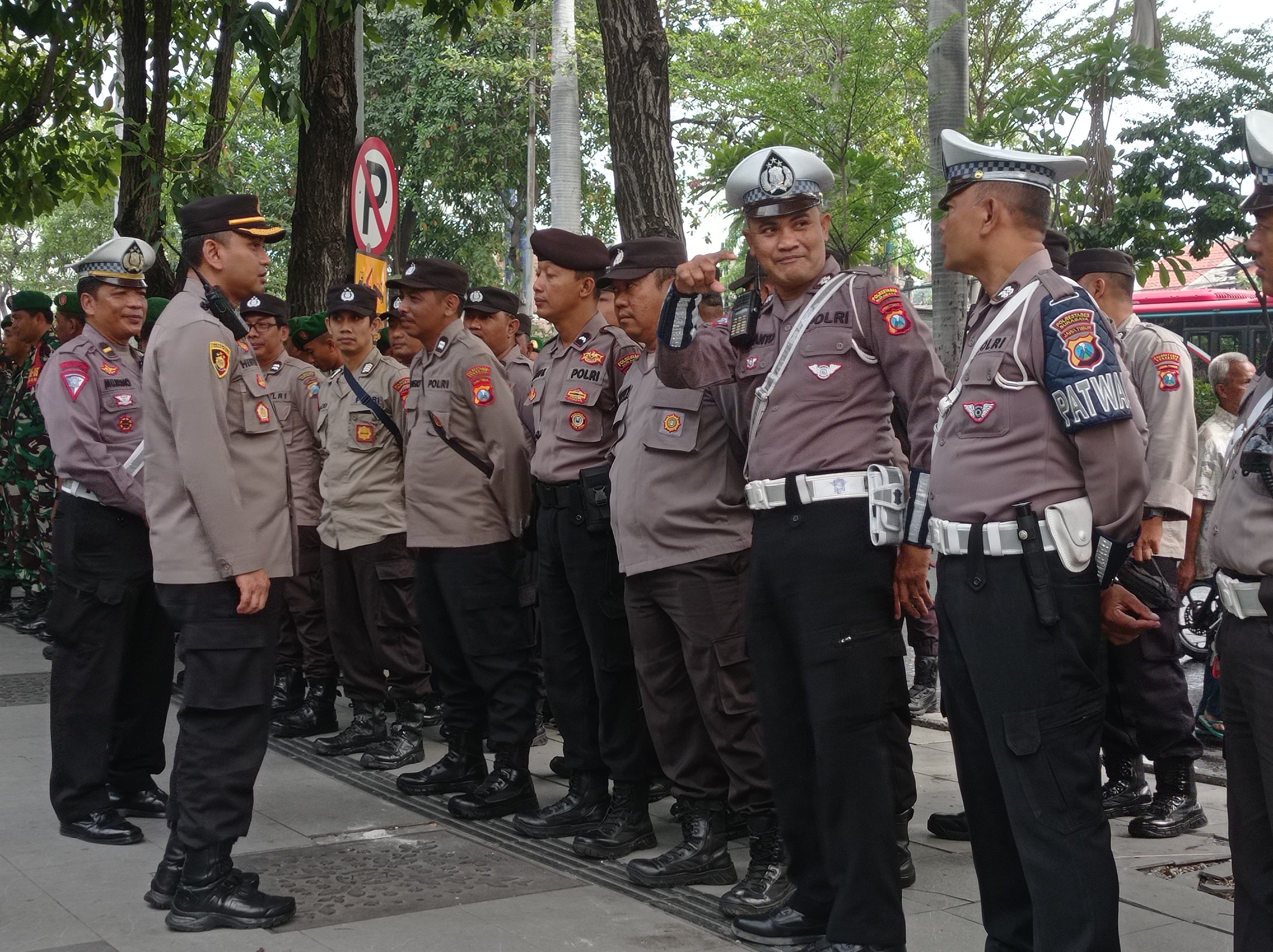 Polrestabes Surabaya amankan tahapan pengamanan pilkada di KPU Kota Surabaya. Hari Ini pasangan Eri - Armuji daftar dengan diarak kirab budaya. (IST)