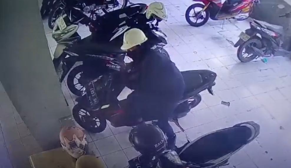 Pelaku terekam CCTV mencuri motor Honda Vario hitam milik Narji yang diparkiran di Rusun Romokalisari, Benowo, Surabaya. (IST)