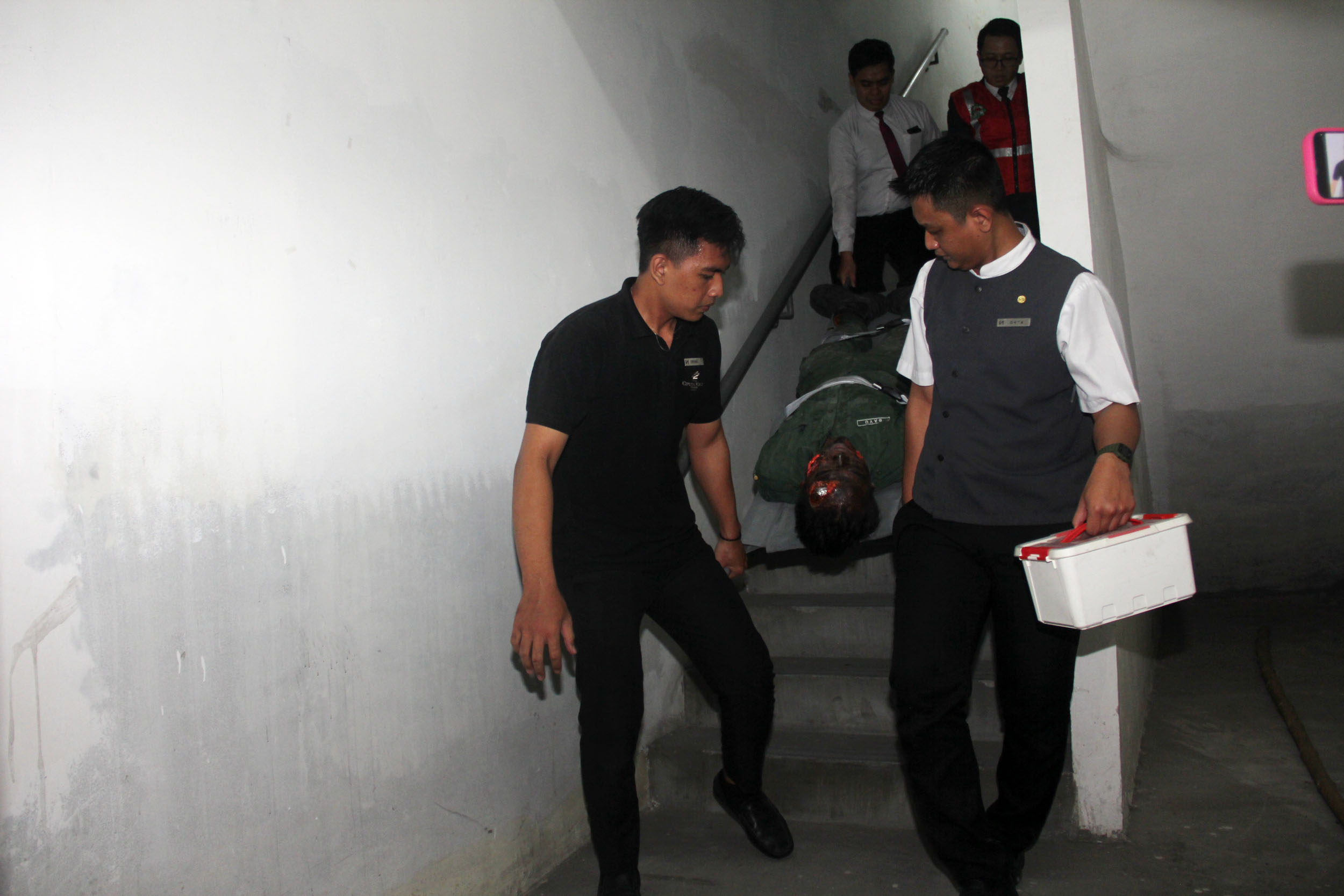 Simulasi tanggap bencana yang dilakukan di salah satu gedung di Surabaya.