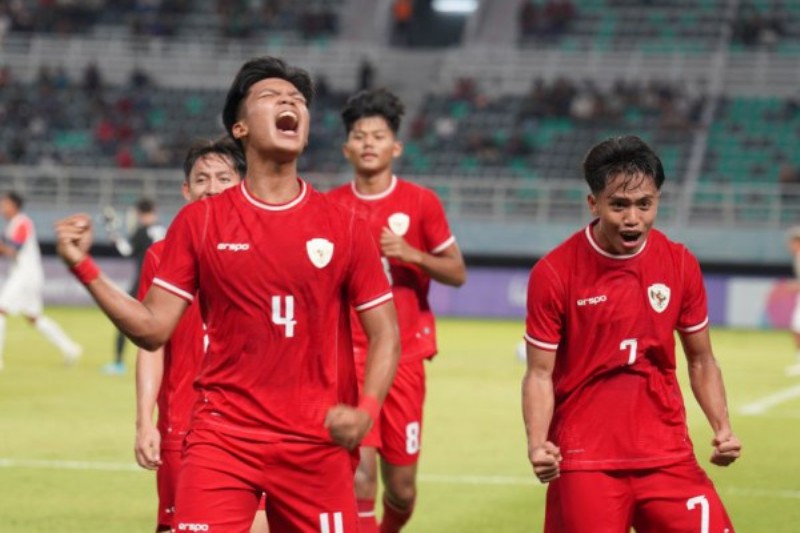 Kadek Arel (kiri) sukses membawa Timnas U-20 mengalahkan Timnas Argentina u-20 dengan skor meyakinkan 2-1.
