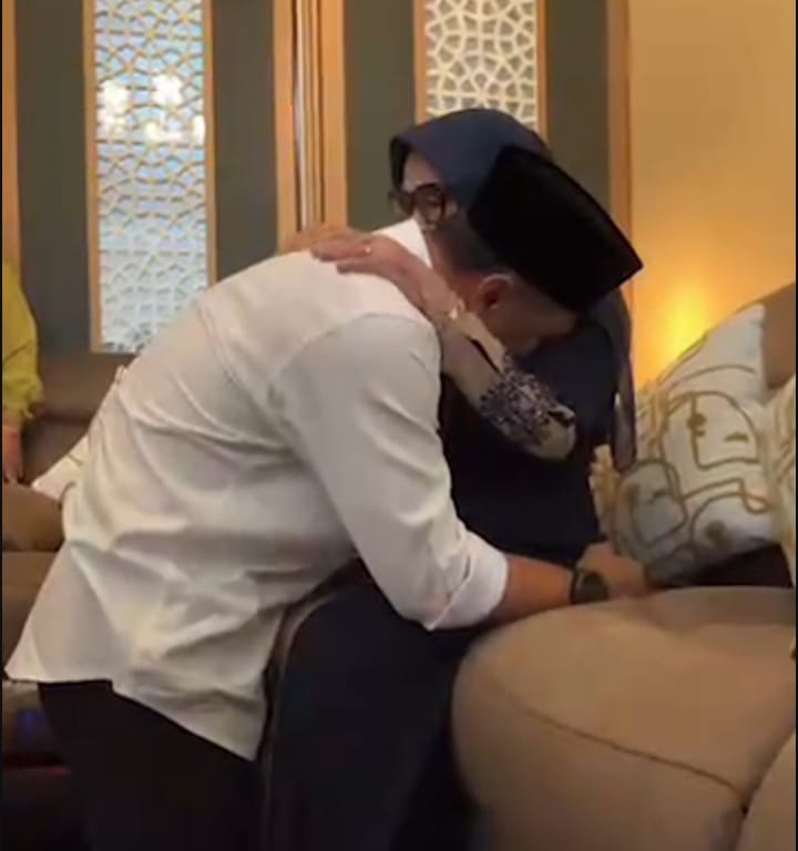 BAKTI : Eri Cahyadi saat sungkem ke Ibundanya.
