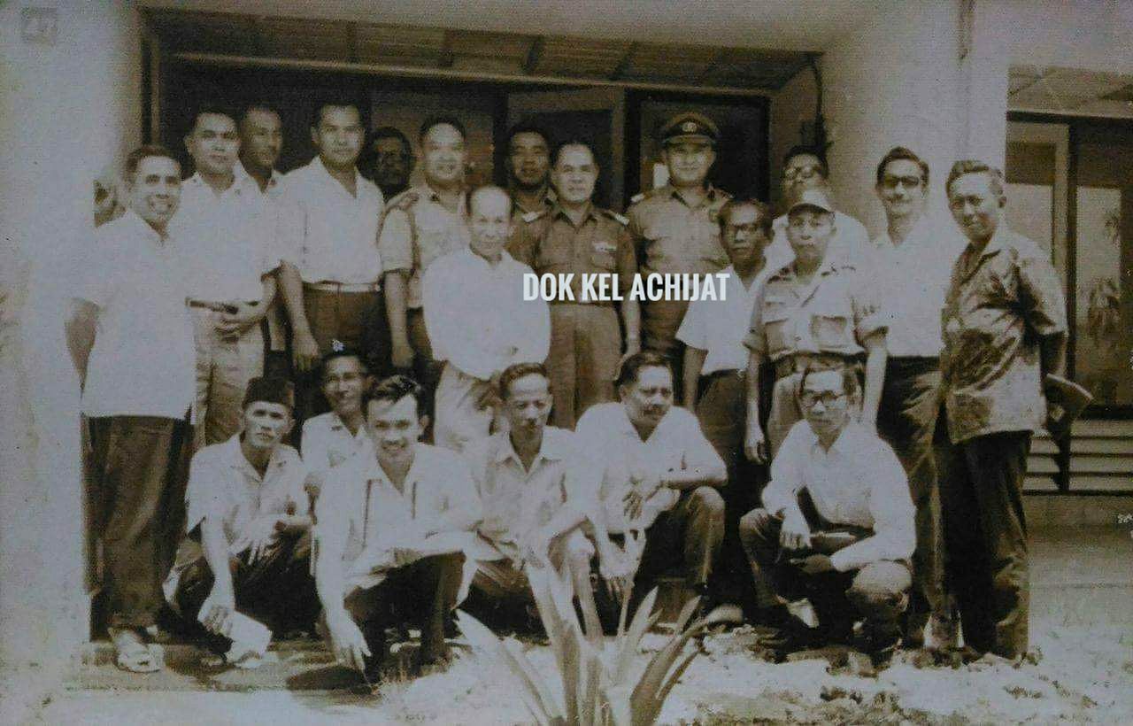 DI MASA TUA: Foto kenangan Moch Achijat bersama Komjen M Yasin dan kawan-kawan.