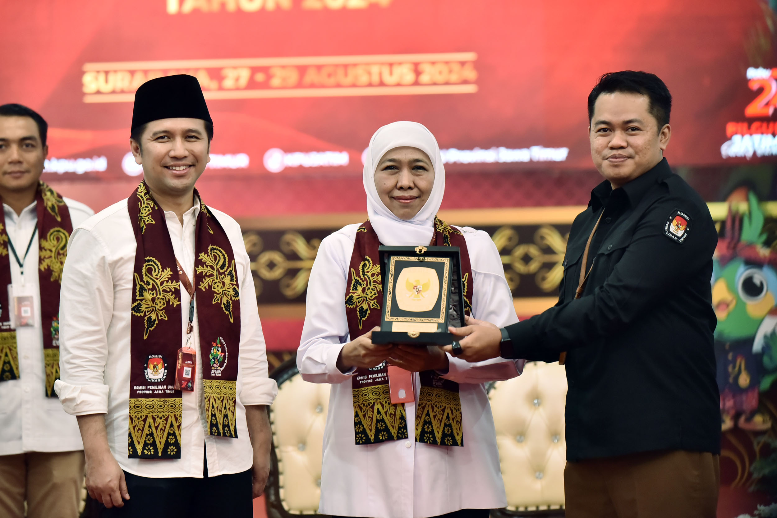 Berkas pencalonan bapaslon Gubernur dan Wakil Gubernur Jawa Timur Khofifah Indar Parawansa dan Emil Elestianto Dardak dinyatakan lengkap oleh KPU Jawa Timur. (ANDY SATRIA/RADAR SURABAYA)