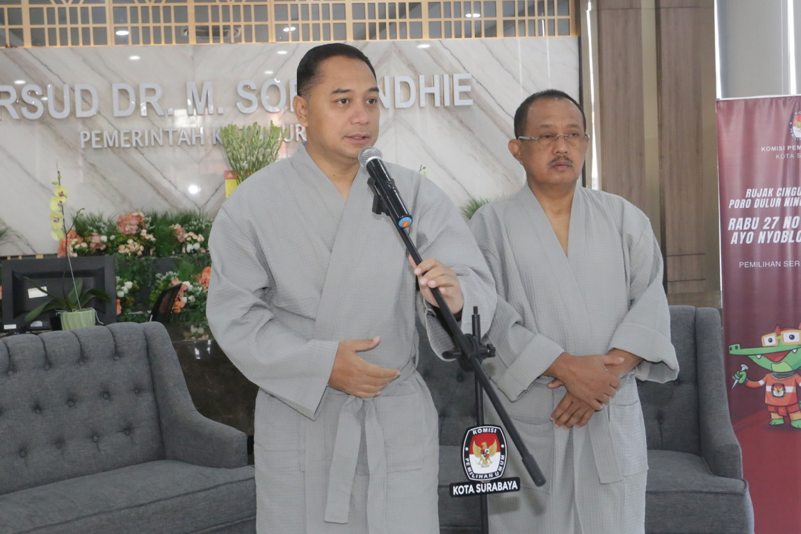 Pasangan bakal calon Wali Kota dan Wakil Wali Kota Surabaya Eri Cahyadi-Armuji tes kesehatan di RSUD Dr Mohamad Soewandhi, Surabaya, Kamis (29/8). (Suryanto/Radar Surabaya)