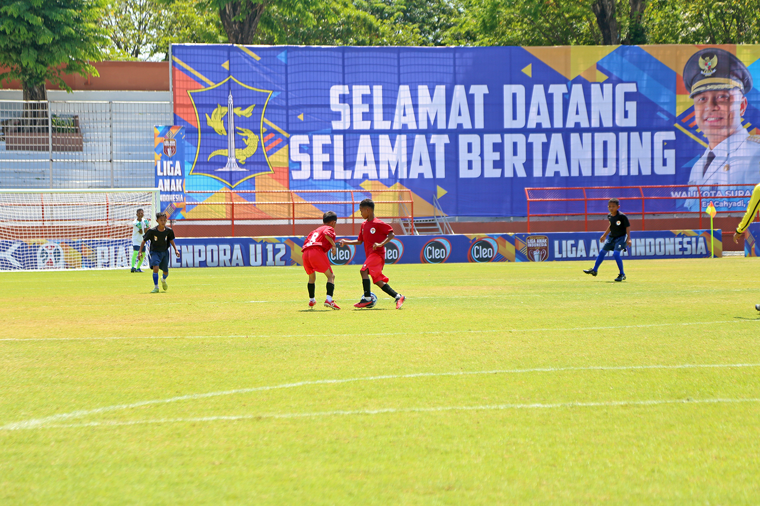BERKOMPETISI: Sejumlah peserta mengikuti Liga Anak Indonesia di stadion Gelora 10 Nopember, Tambaksari, Surabaya.