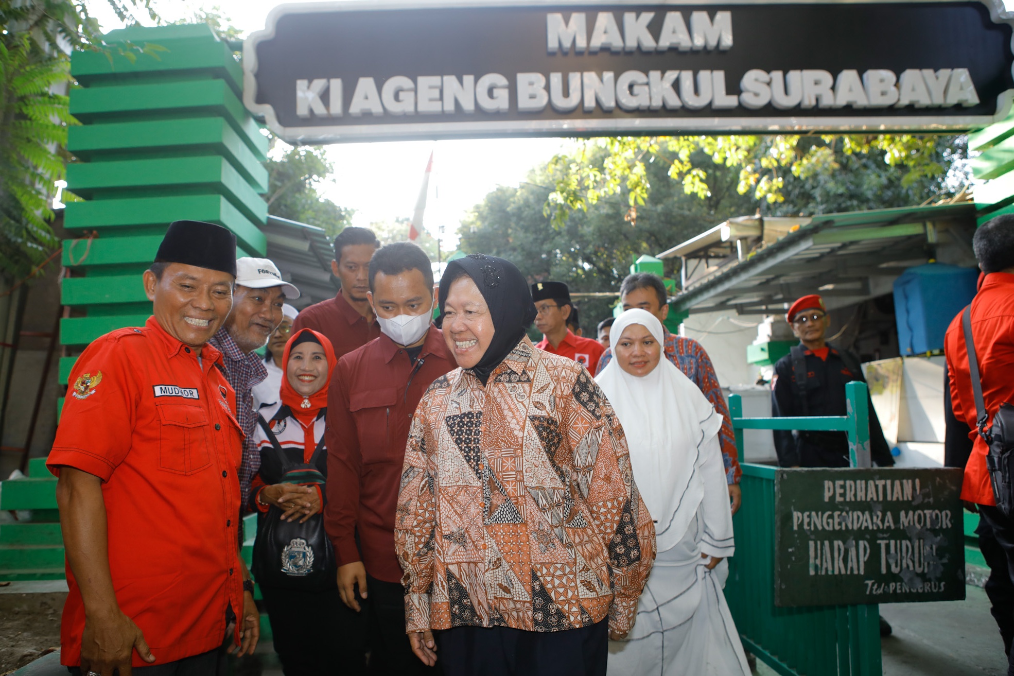 Menteri Sosial Tri Rismaharini saat ziarah ke makam Sunan Bungkul sebelum mendaftarkan diri sebagai bakal calon Gubernur Jawa Timur di Surabaya, Kamis (29/8).