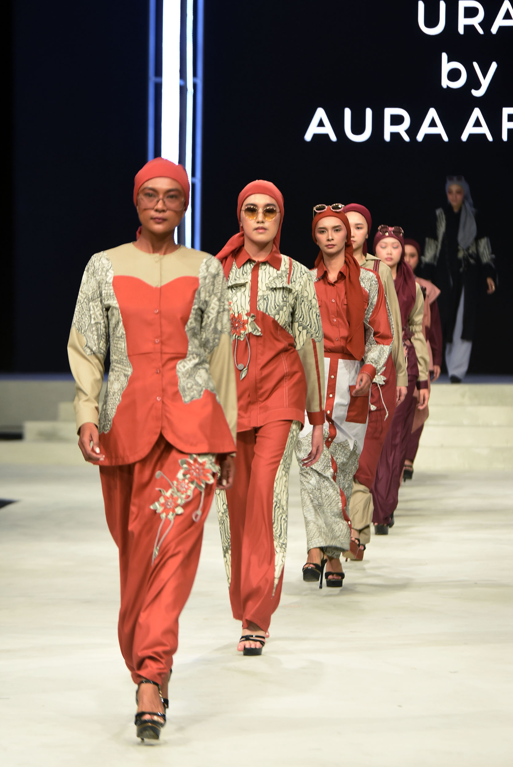 READY TO WEAR: Model mengenakan busana karya desainer Aura Afilia dengan tema Ampowered Allure yang memadukan batik dengan warna-warna tegas.