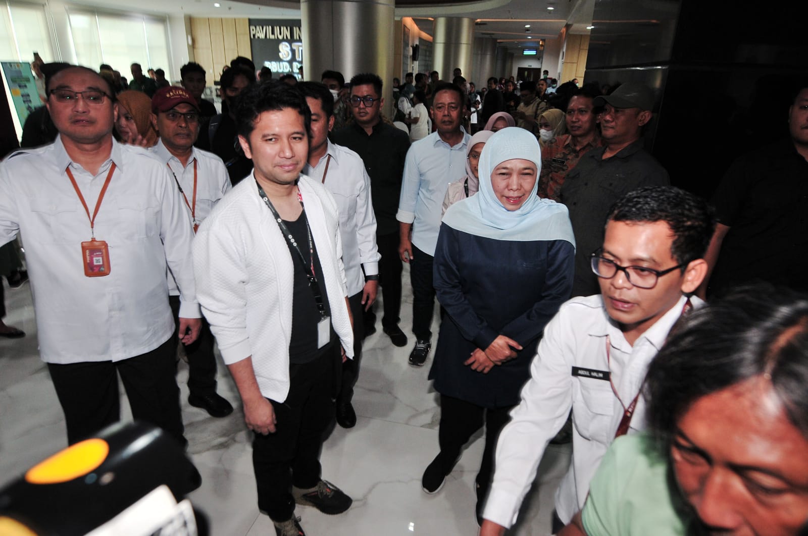 Pasangan Bacagub dan Bacawagub Jatim, Khofifah Indar Parawansa dan Emil Elestianto Dardak tiba di Graha Amerta Surabaya. (ANDY SATRIA/RADAR SURABAYA)