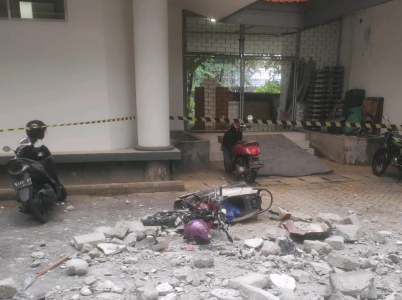 Bangunan yang terdampak gempa di Surabaya beberapa waktu lalu. (IST)