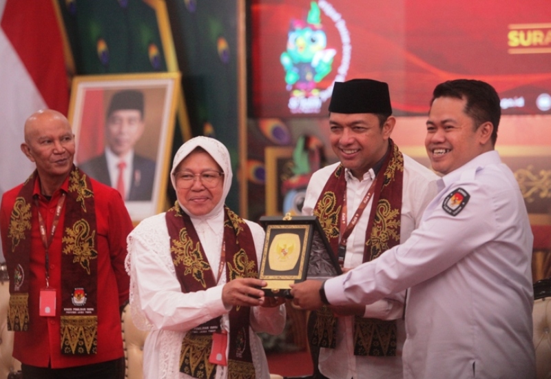 Pasangan bakal calon gubernur dan calon wakil gubernur jawa timur Tri Rismaharini-Gus Hans saat mendaftarkan diri ke kantor KPU Jatim, Jalan Kendangsari, Surabaya, Kamis (29/8) malam.