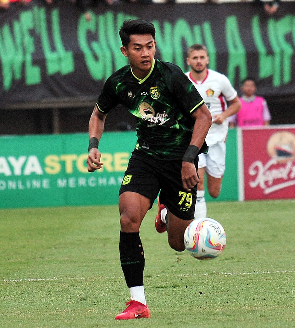 Malik Risaldi saat bermain dalam pertandingan uji coba melawan Persik Kediri di Stadion GBT Surabaya