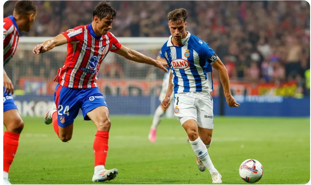 Robin Le Normand (kiri) membayangi pemain Espanyol Jose Gragera