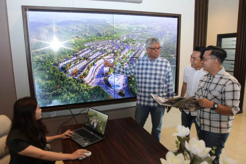 SEGMEN MIDDLE-UP: Berdiri dari kiri: Agung Krisprimandoyo, Gideon Carakaardi dan Saiqul Umam menjelaskan rencana pengembangan CitraLand Gresik Kota yang membidik segmen middle-up.
