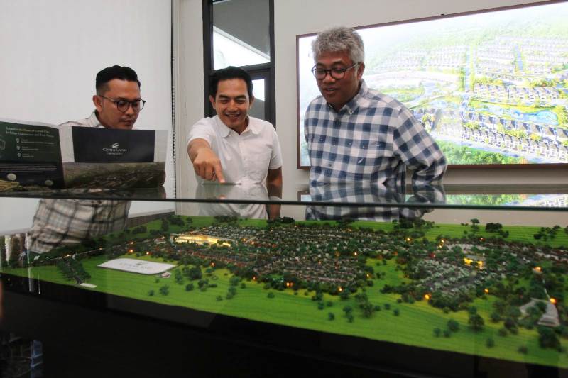 RUMAH MEWAH; Dari kanan: Agung Krisprimandoyo, Gideon Carakaardi dan Saiqul Umam menjelaskan rencana pengembangan hunian mewah, CitraLand Gresik Kota yang membidik segmen middle up di kota Gresik.