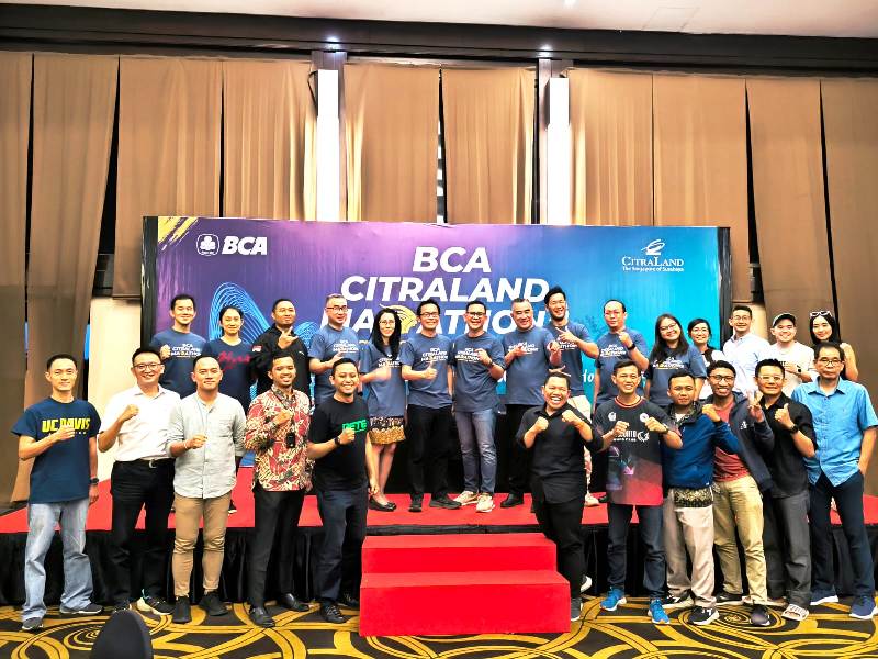 KOMUNITAS LARI: Yuliarso Christiono (belakang tujuh dari kiri) bersama Fredy Teguh, Sony Ukar Dinata, Rony Owen Dinata dan komunitas lari dari Surabaya foto bersama sebelum BCA CitraLand Marathon.