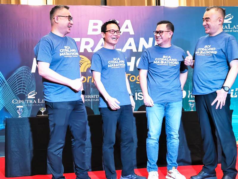 MARATHON: Dari kanan; Sony Ukar Dinata, Yuliarso Christiono, Fredy Teguh dan Rony Owen Dinata menjelaskan event BCA CitraLand Marathon 2024 yang bakal diikuti 3.500 pelari lokal dan nasional.