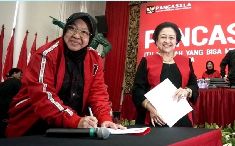 EMANSIPASI: Ketua Umum PDI Perjuangan Megawati Soekarnoputri  bersama  Ketua Bidang Kebudayaan DPP PDI Perjuangan Tri Rismaharini (kiri)  dalam sebuah acara di Jakarta.