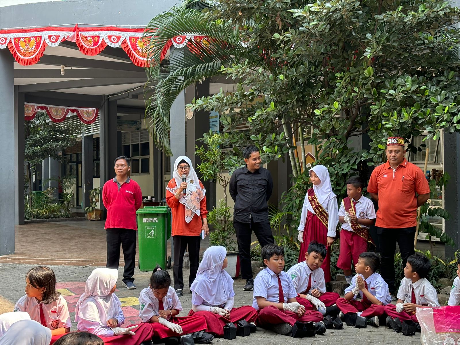 Kepala SDN Pakis III Surabaya Mufidah Andiani bersama tim Tunas Hijau dan para siswa peduli lingkungan hidup. (IST)