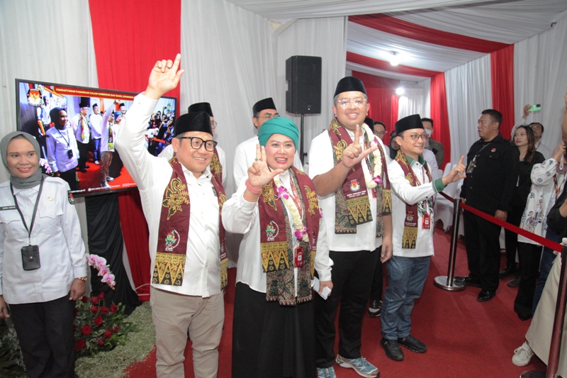 Ketua DPP PKB Muhaimin Iskandar (dua kiri) mengantar pasangan Luluk Nur Hamidah-Lukmanul Khakim  saat mendaftarkan diri ke kantor KPU Jatim di Jalan Kendangsari Surabaya, Kamis (29/8) malam.
