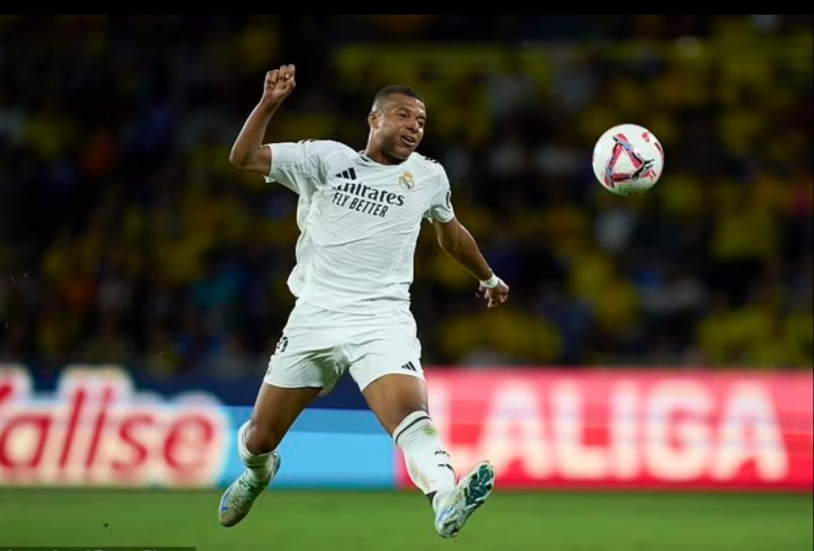 Pemain Real Madrid Kylian Mbappe mencoba mengontrol bola selama pertandingan sepak bola La Liga Spanyol antara Las Palmas dan Real Madrid di stadion Gran Canaria di Las Palmas