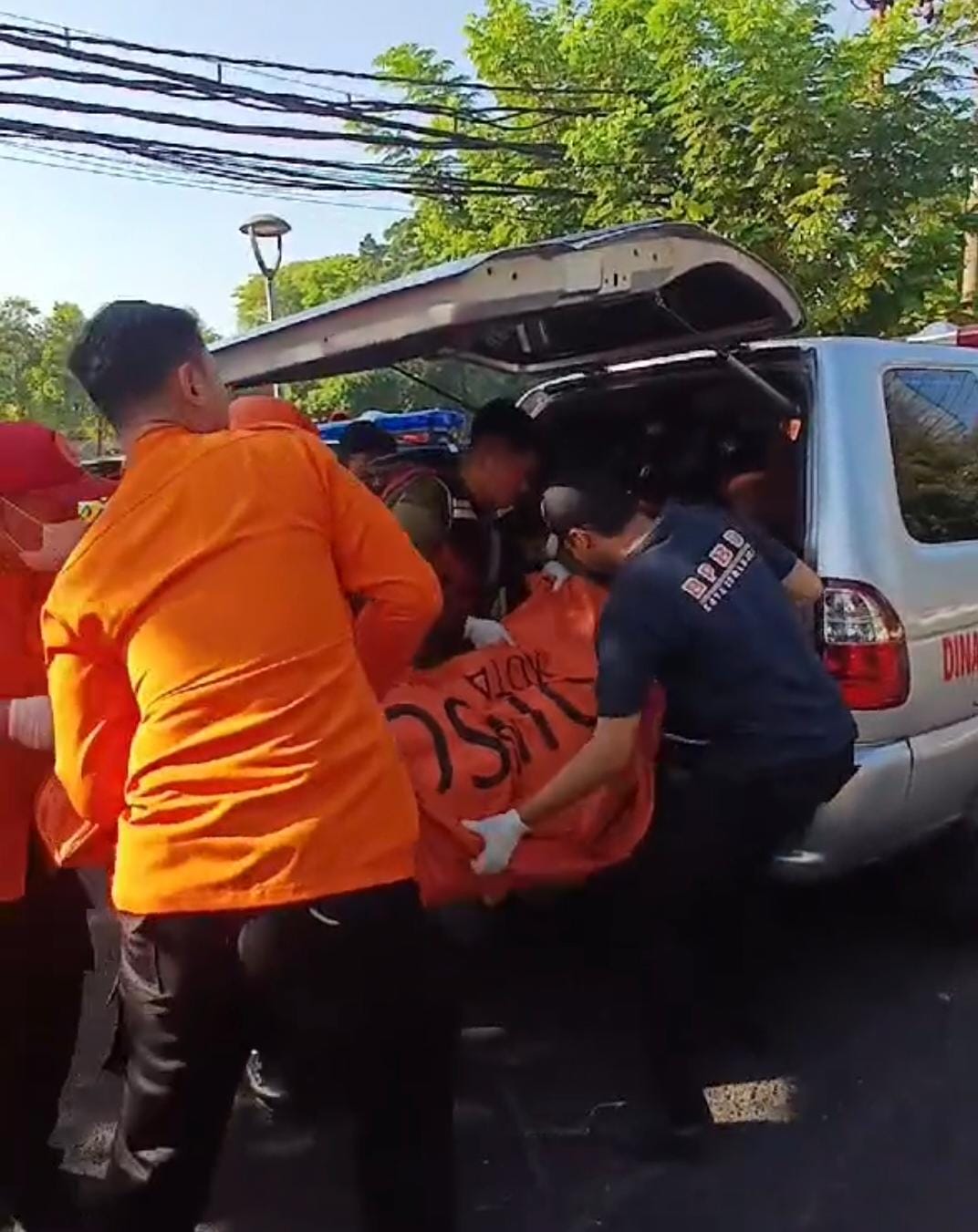 Polsek Genteng masih mencari identitas pria yang tenggelam di Sungai Kalimas, Surabaya. (IST)