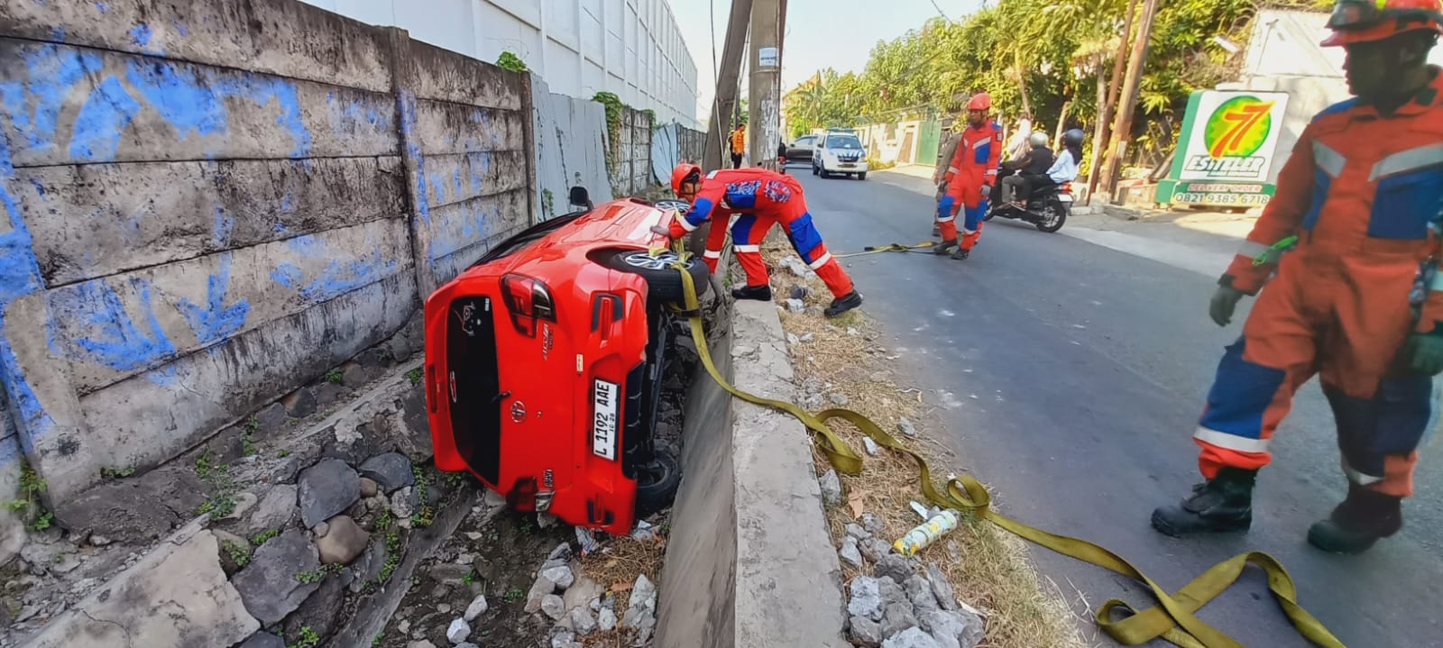 Kondisi mobil yang terperosok di kawasan Gayung Kebonsari Surabaya. (IST)
