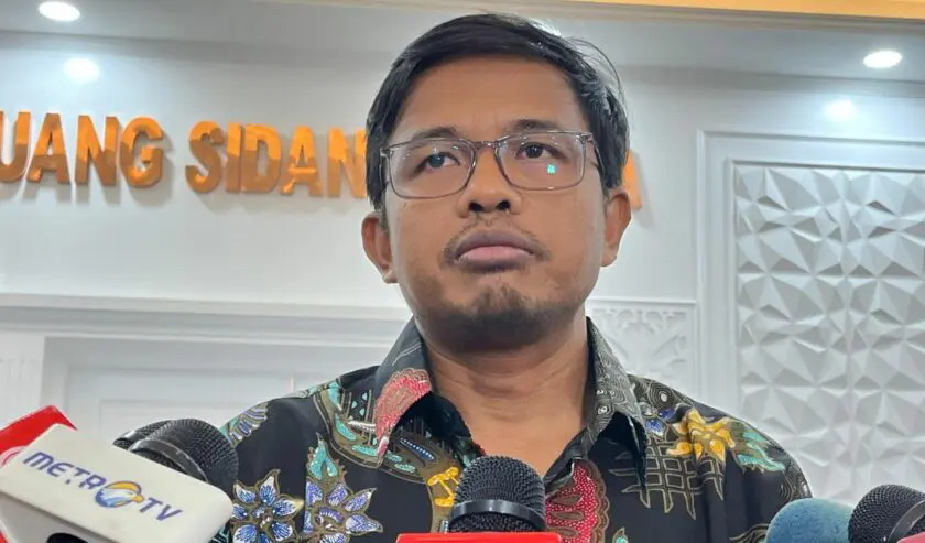 Komisioner KPU Idham Holik memberikan keterangan kepada awak media di Kantor KPU RI, Jakarta.